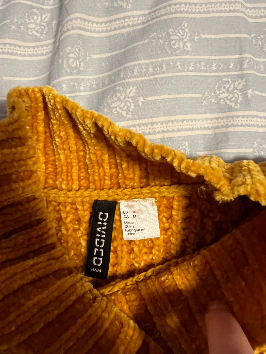 H&M Mustard Yellow Sweater - Size M image indicator(2)