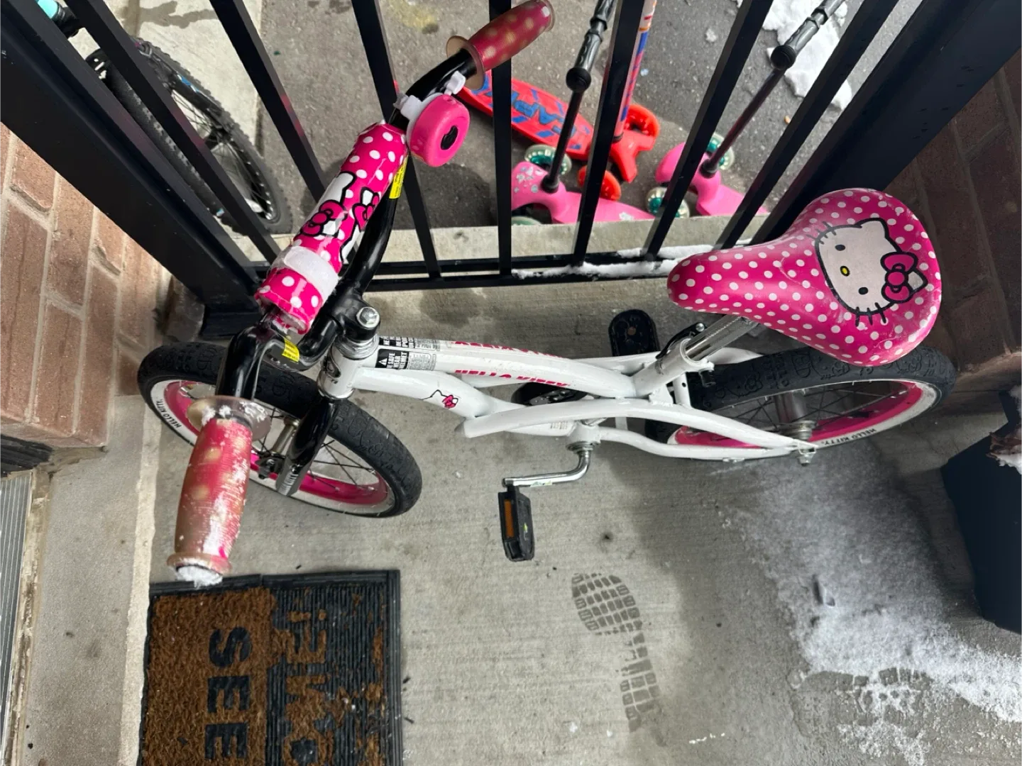Hello Kitty Kids' Bike - White & Pink image indicator(3)