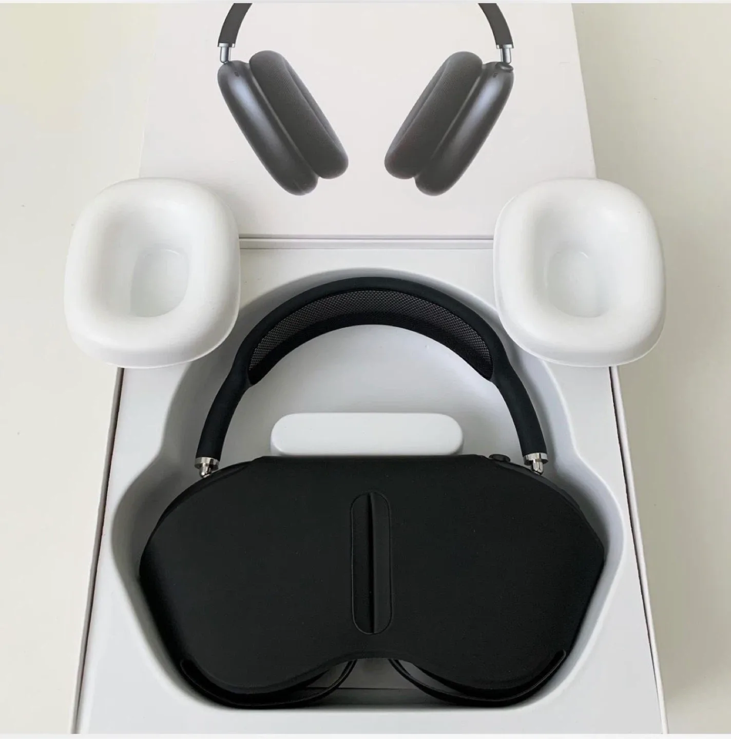 New Apple AirPods Max - Black image indicator(4)