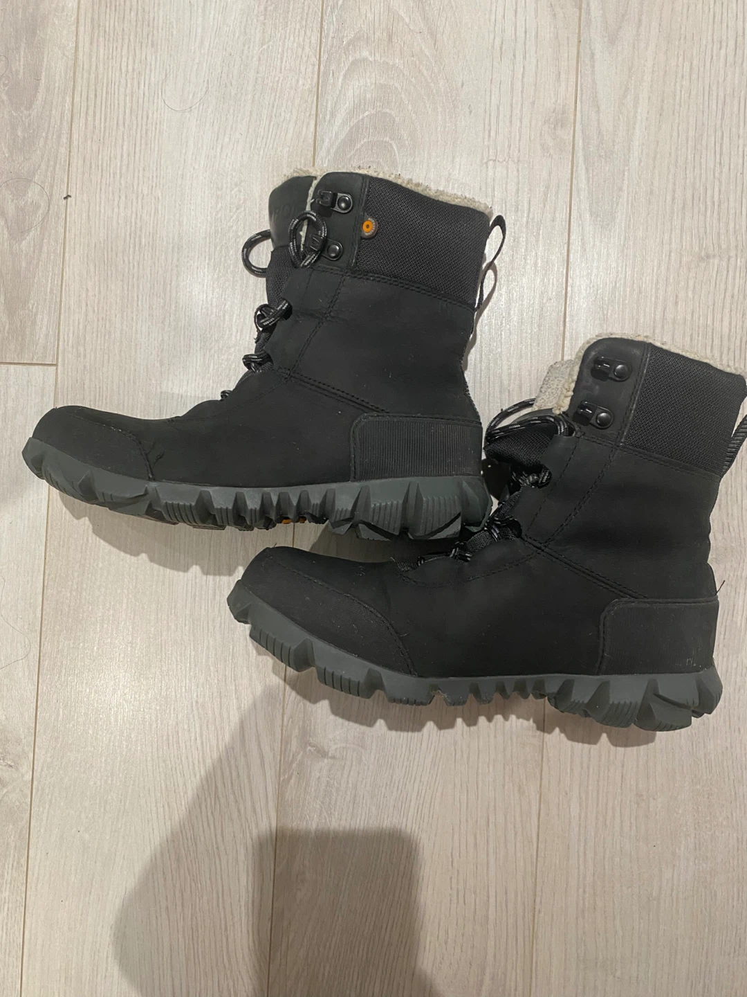 UGG Neumel Chelsea Boots - Black - Size 7 - photo 5