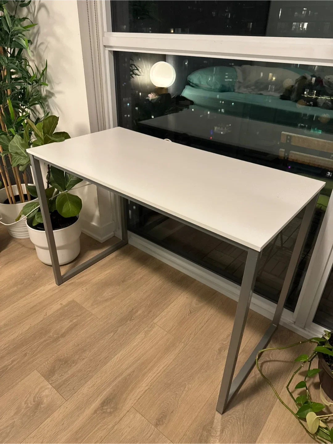 White Desk - 40" x 19" image indicator(2)