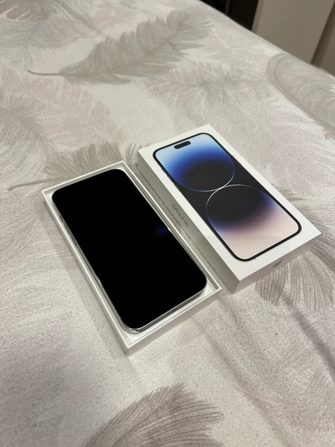 iPhone 14 Pro Max White with Case image indicator(4)