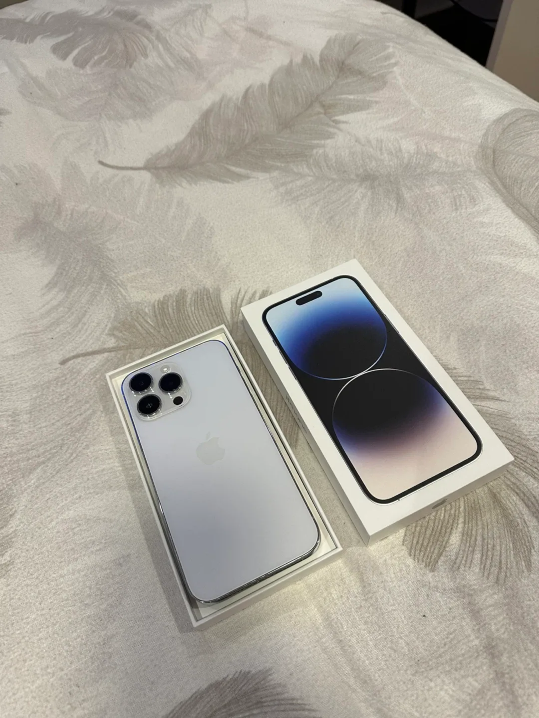 iPhone 14 Pro Max White with Case image indicator(3)