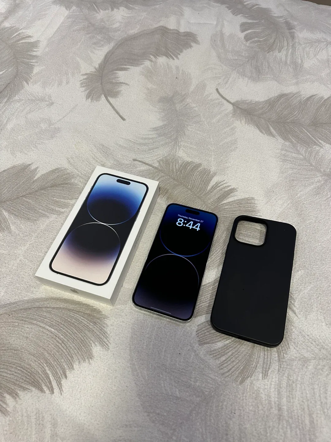 iPhone 14 Pro Max White with Case image indicator(2)