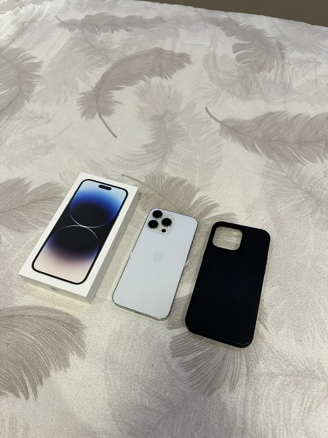 iPhone 14 Pro Max White with Case