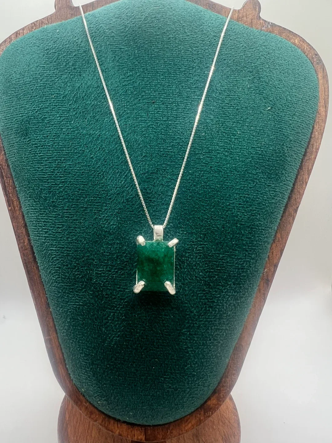13.1 CT Natural Emerald Nexklace