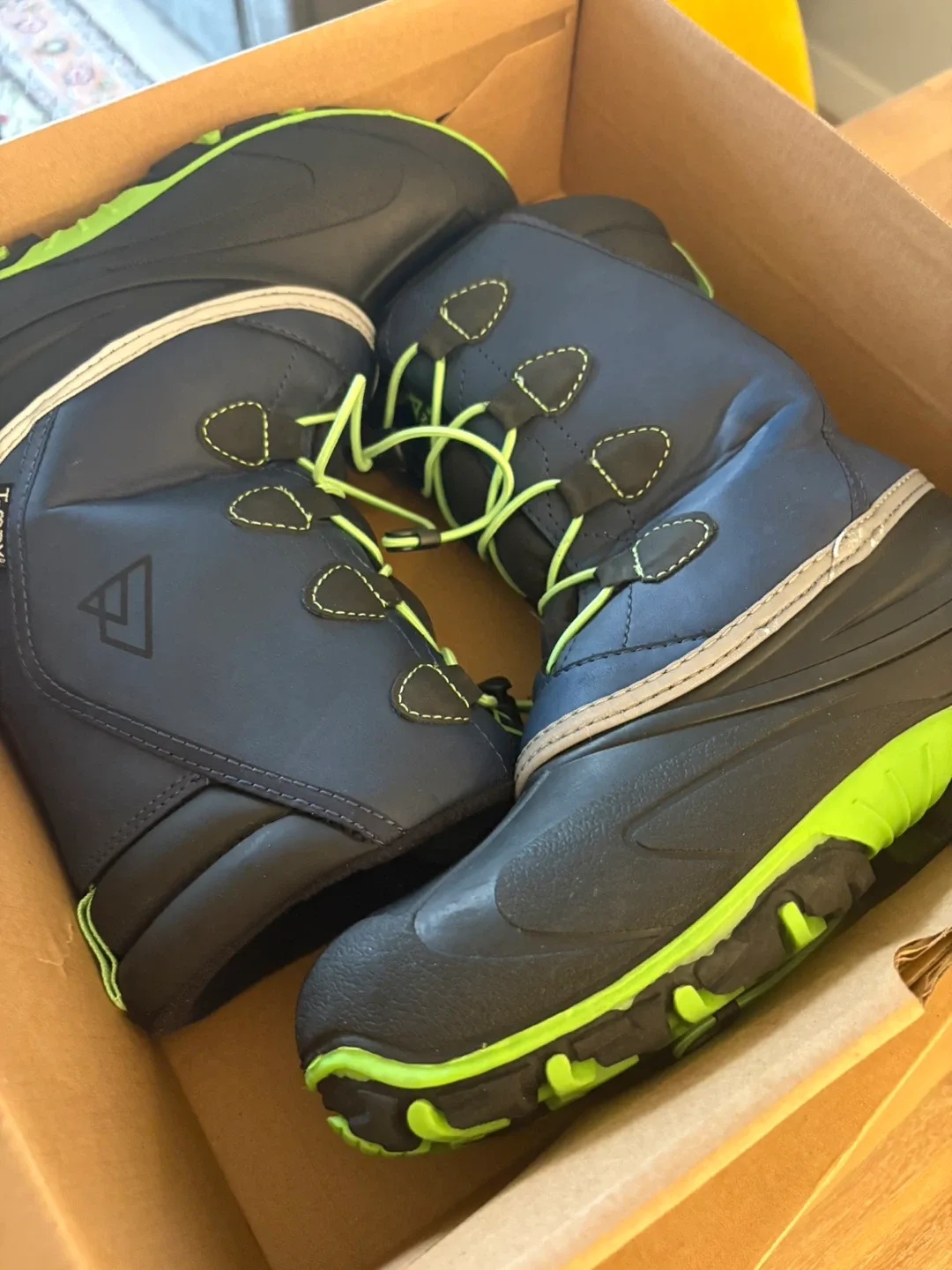 Ripzone Kids Winter Boots - Size 4 the green Size 5  the pink image indicator(2)