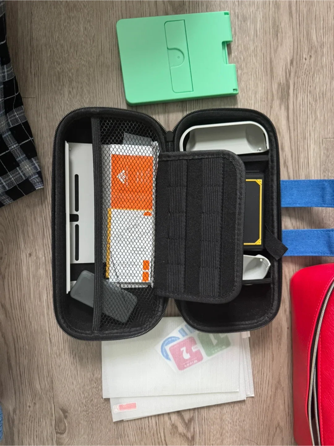 Nintendo Switch Case - Green & Blue image indicator(2)