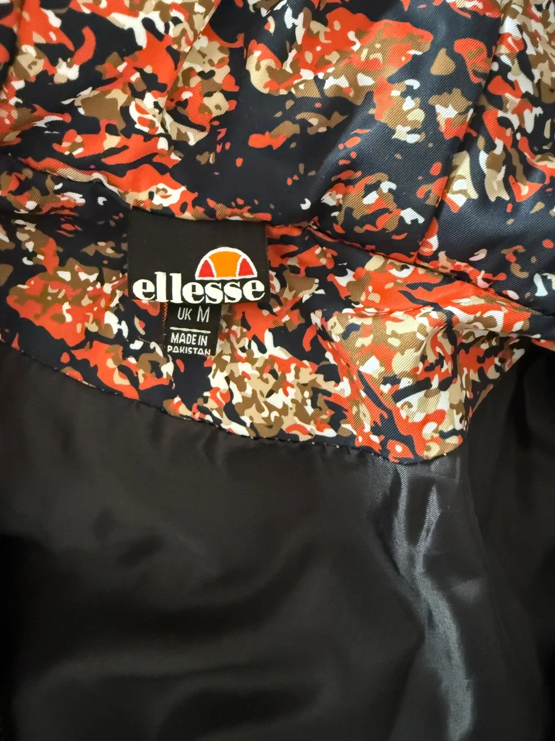 Ellesse Reversible Puffer Jacket – Black & Floral – Size M image indicator(9)