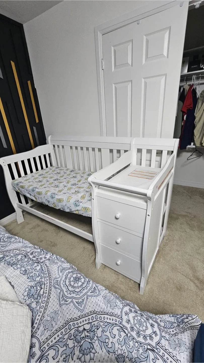 White Baby Crib with Changing Table image indicator(5)