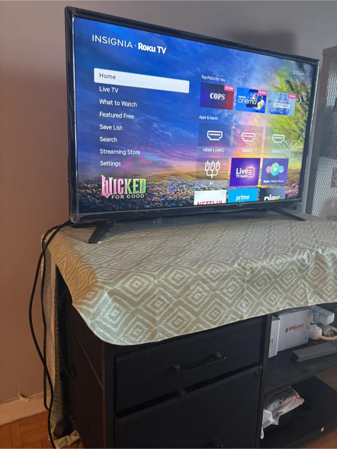 Insignia Roku TV 32” with TV Unit