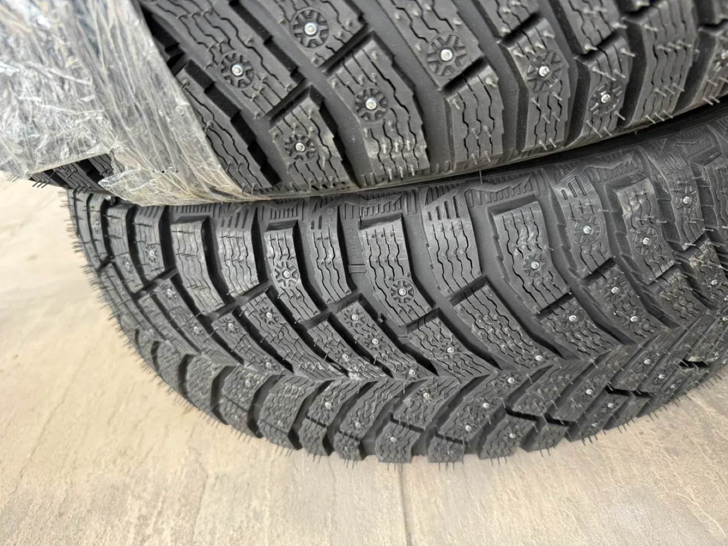 Michelin 225/60 R17 Studded Winter Tires image indicator(3)