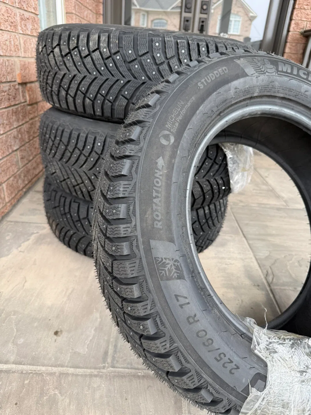 Michelin 225/60 R17 Studded Winter Tires image indicator(5)