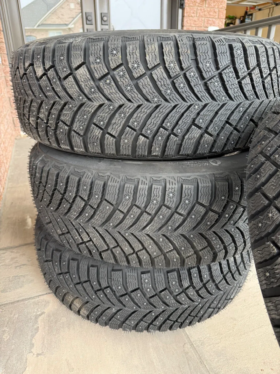 Michelin 225/60 R17 Studded Winter Tires image indicator(2)