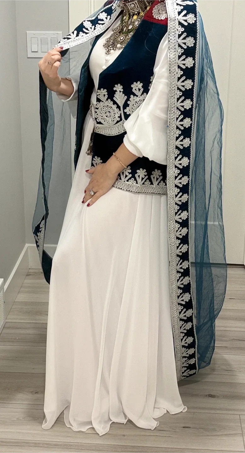 Afghan Traditional Dress image indicator(4)