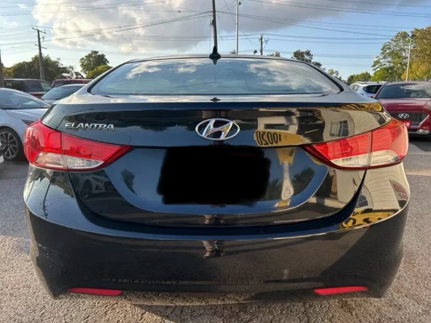 Hyundai Elantra - Black Sedan image indicator(2)