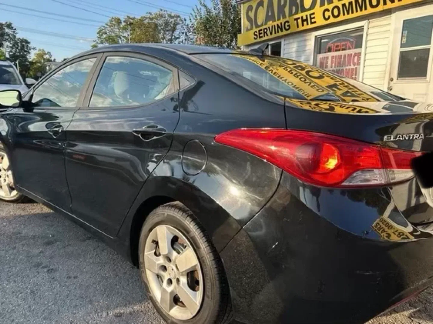 Hyundai Elantra - Black Sedan image indicator(3)