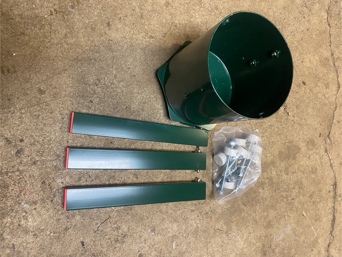 Detachable Sturdy Christmas Tree Stand image indicator(3)