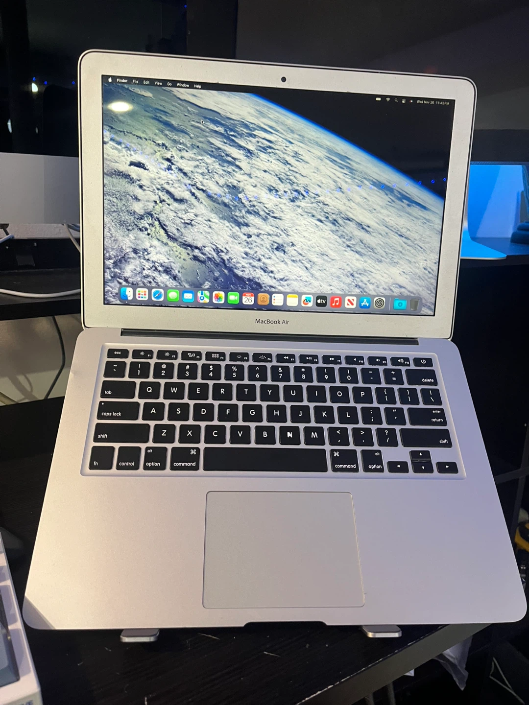 MacBook Air 2015 13 inch i5 MacOS sequoia With charger