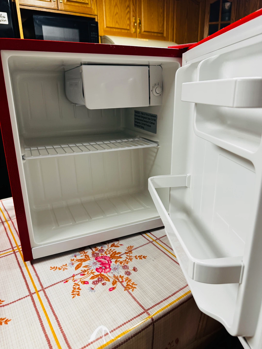 Frigidaire Retro Compact Fridge - Red - photo 3