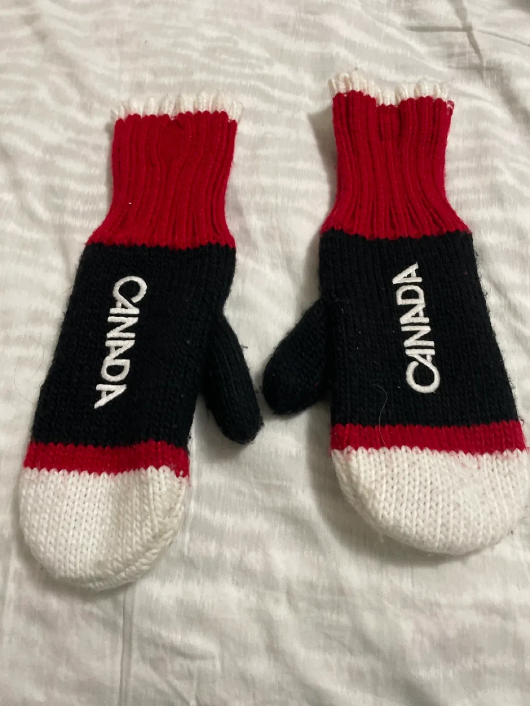 Like new Canada Olympic Mittens - Size S/M image indicator(2)