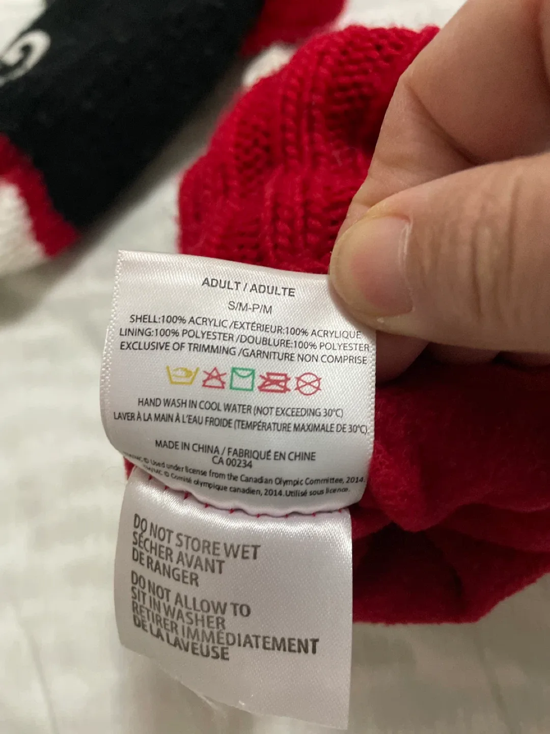 Like new Canada Olympic Mittens - Size S/M image indicator(4)