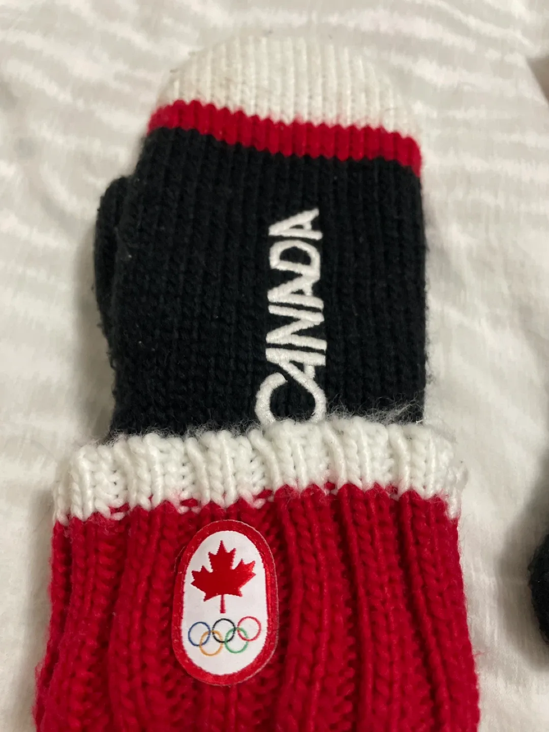 Like new Canada Olympic Mittens - Size S/M image indicator(3)