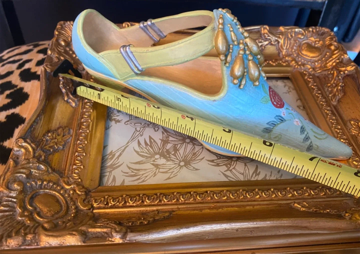 Right Shoe Figurine Decor image indicator(4)