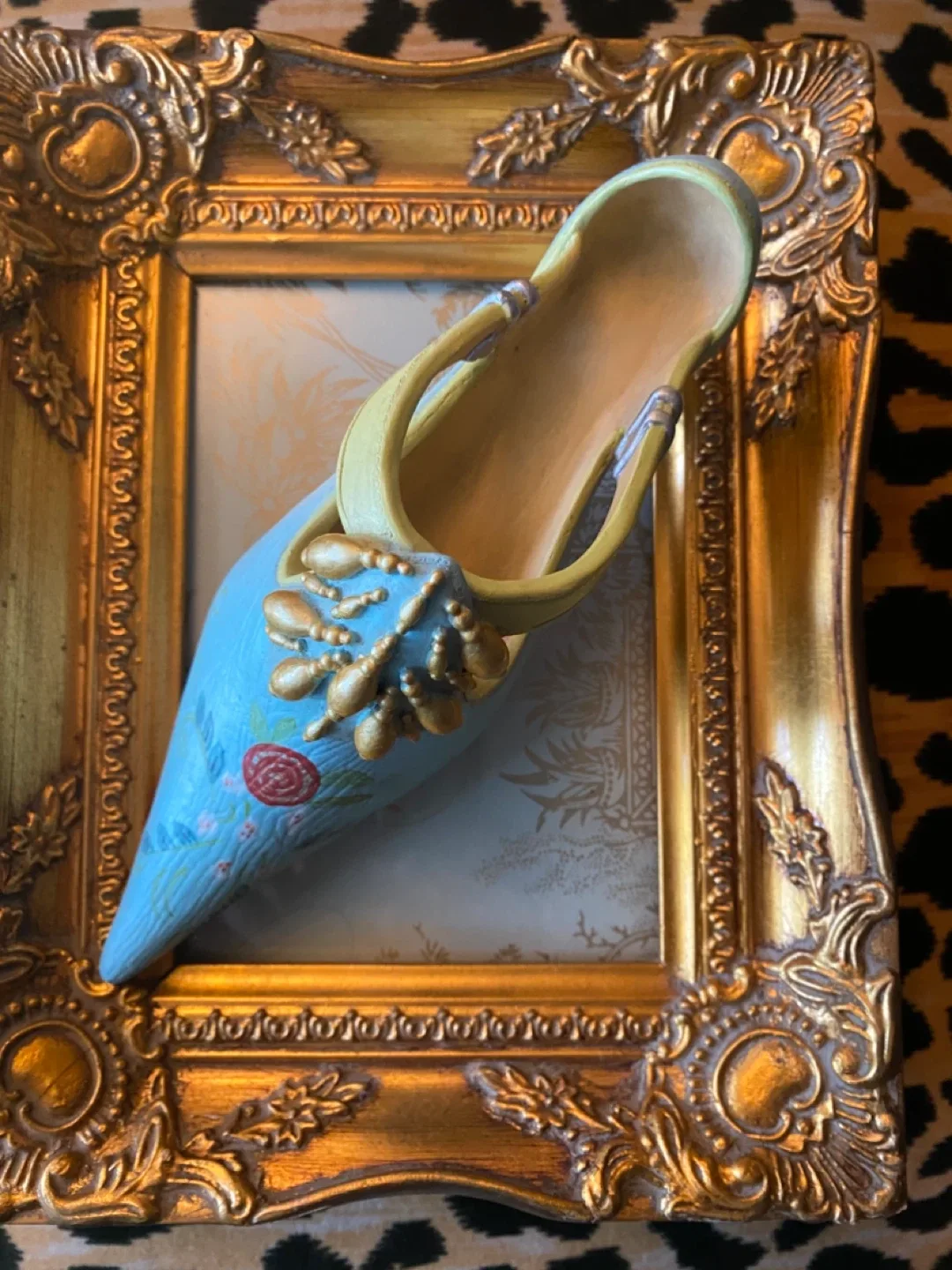 Right Shoe Figurine Decor image indicator(3)