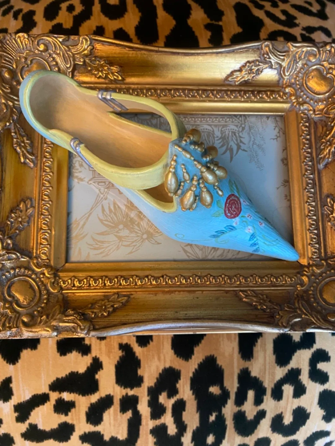 Right Shoe Figurine Decor image indicator(2)