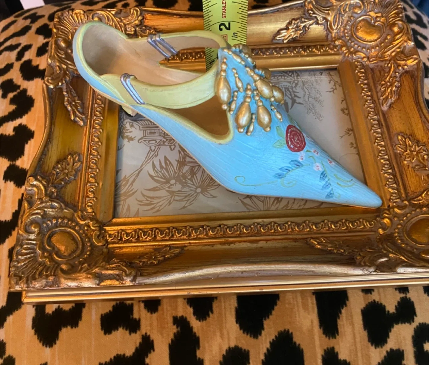 Right Shoe Figurine Decor image indicator(5)