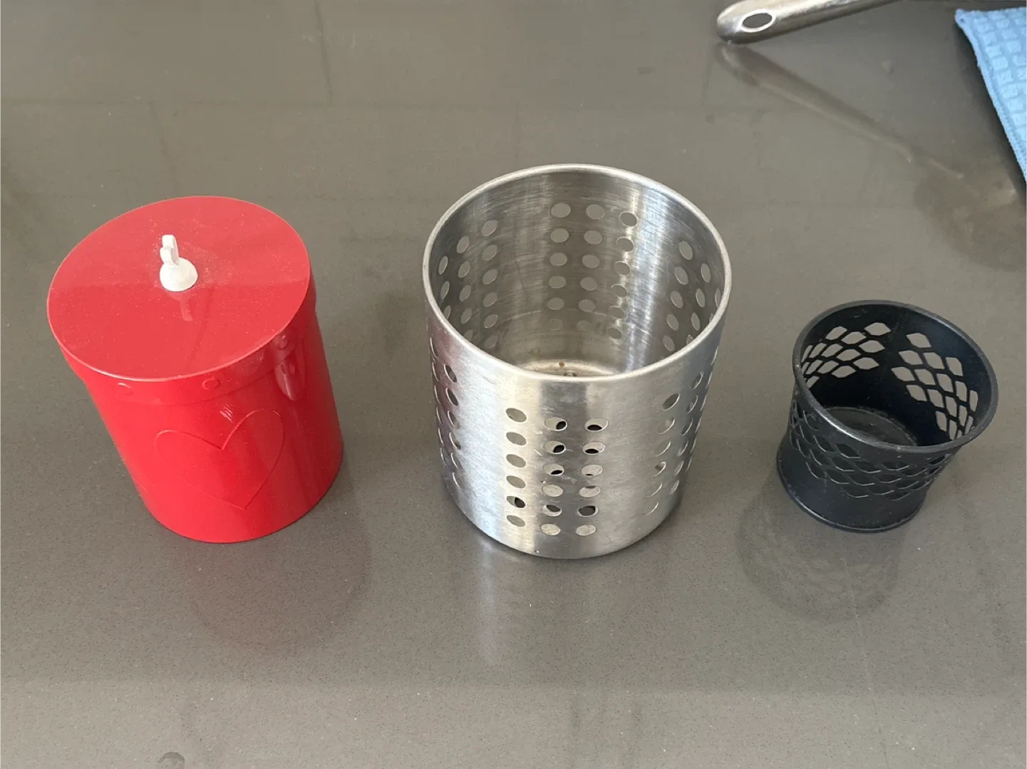 Giving away a tin, a utensil holder and a candle holder