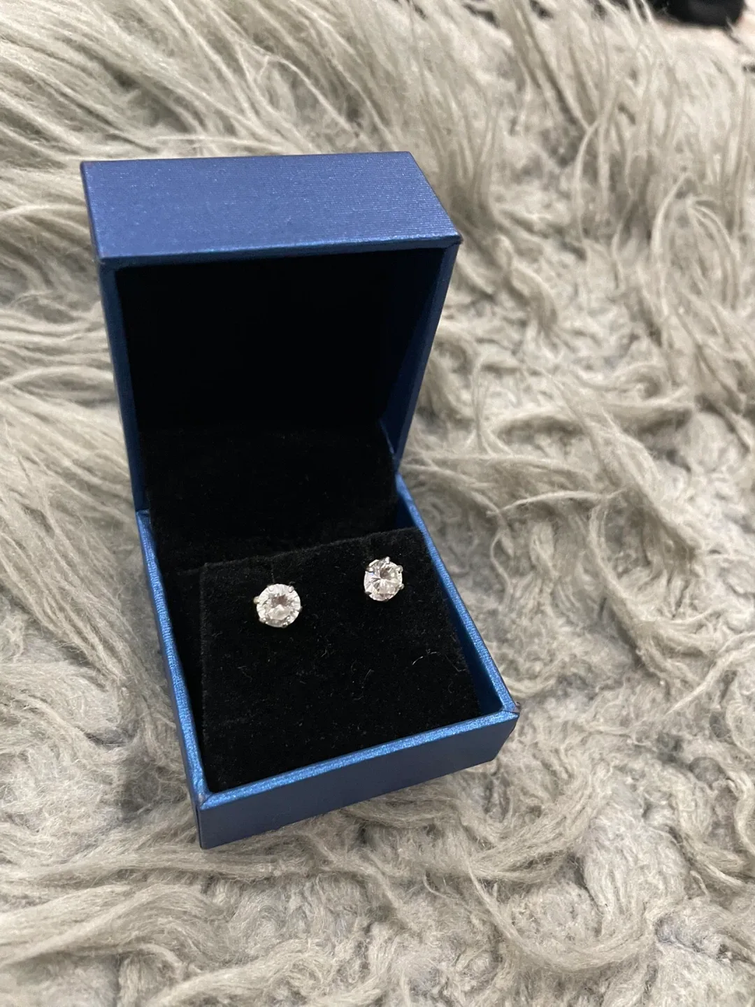 Gugots Silver Stud Earrings image indicator(6)