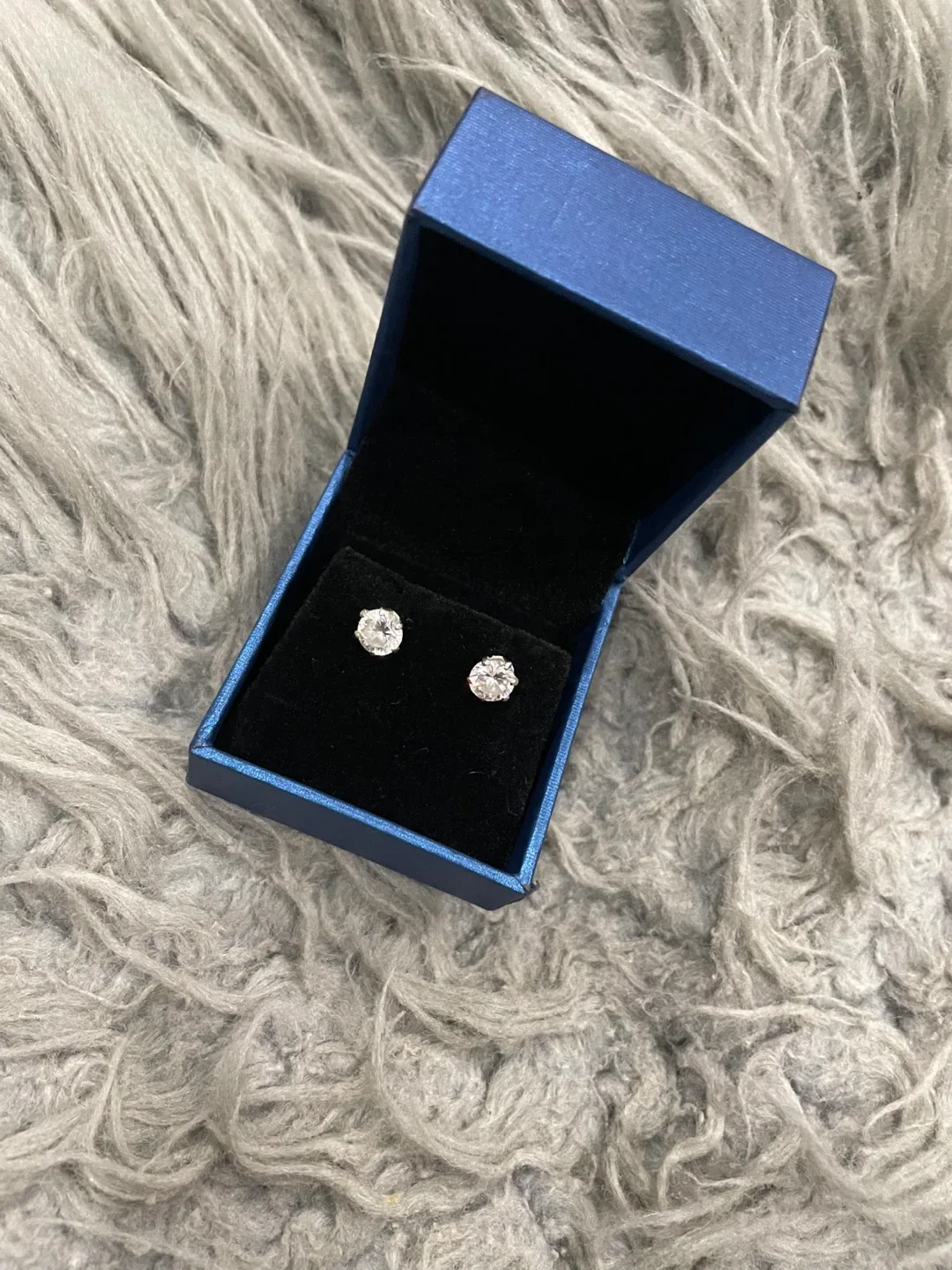 Gugots Silver Stud Earrings image indicator(7)