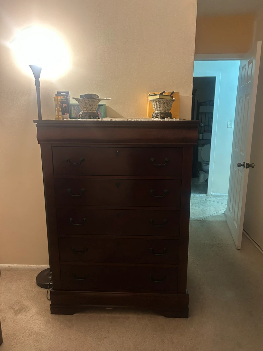 Bedroom Set- Queen size- Bed, Dresser, Nightstands, Lamps - photo 2
