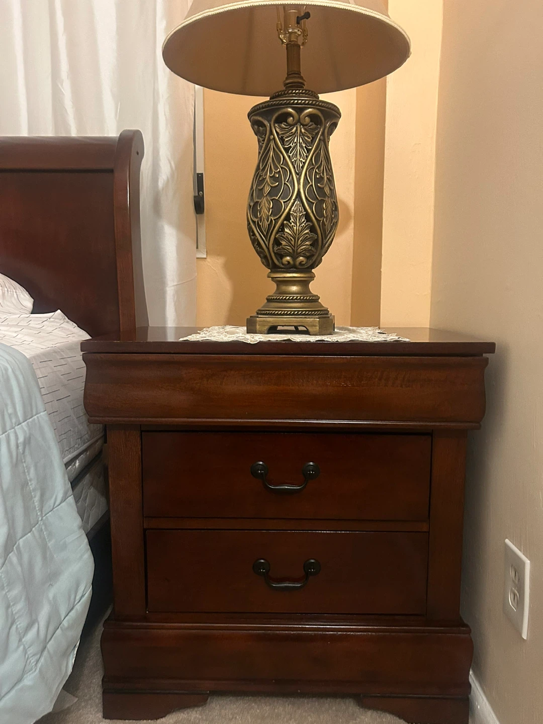 Bedroom Set- Queen size- Bed, Dresser, Nightstands, Lamps - photo 4