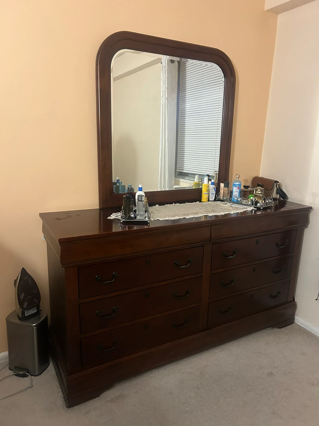 Bedroom Set- Queen size- Bed, Dresser, Nightstands, Lamps - photo 5