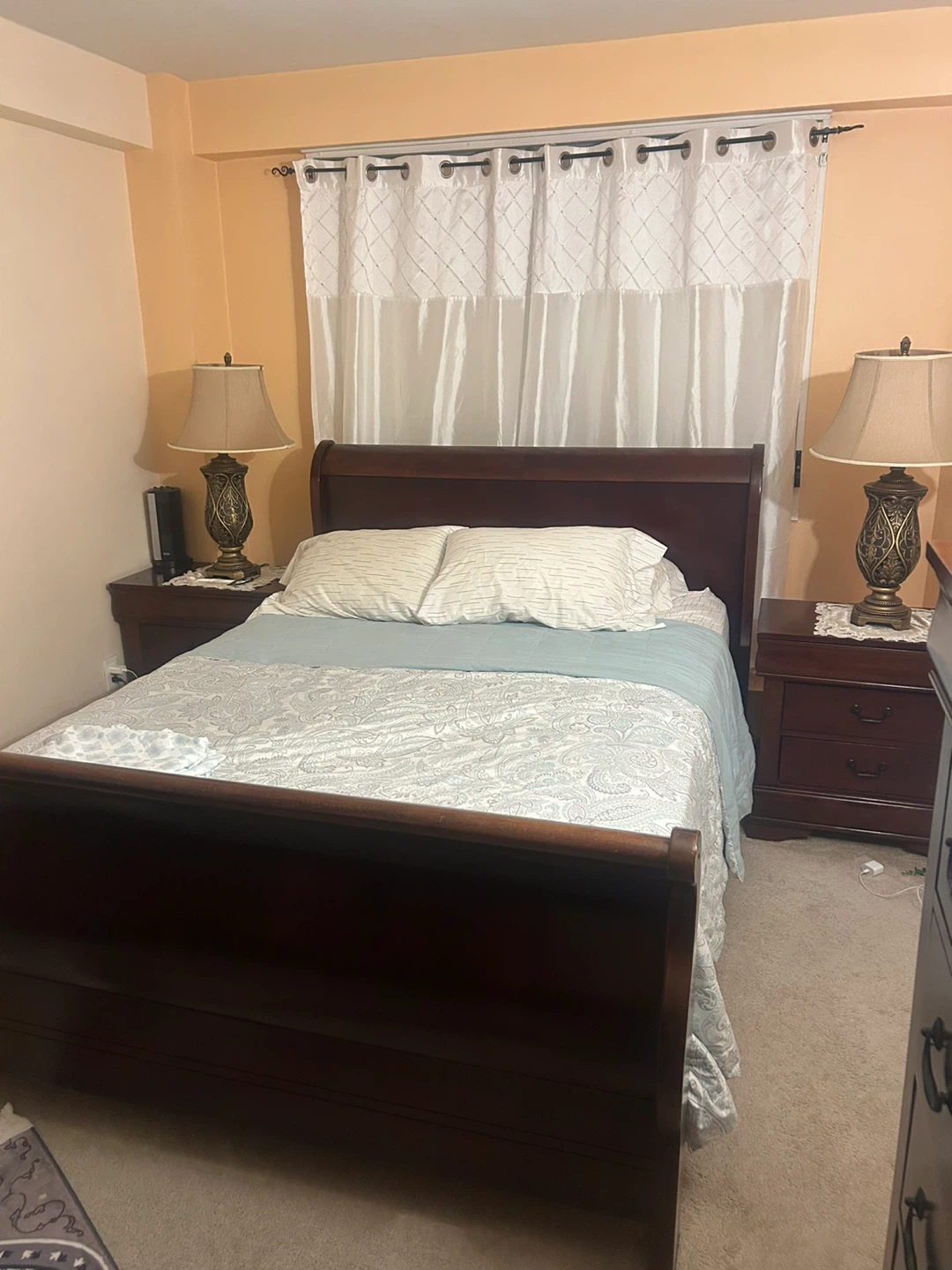 Bedroom Set- Queen size- Bed, Dresser, Nightstands, Lamps