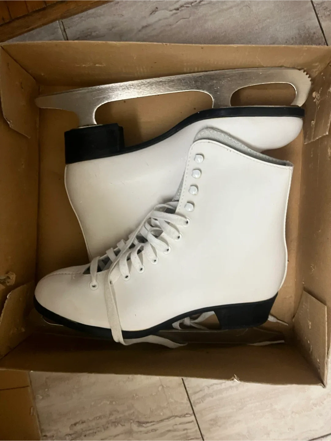 Champion Deluxe Women's Ice Skates - Size 8