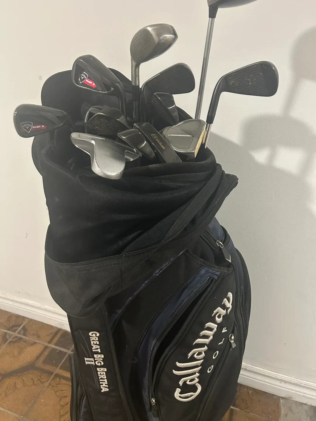 Callaway Golf Bag, Clubs & 3 TaylorMade Project (a) Golf Balls