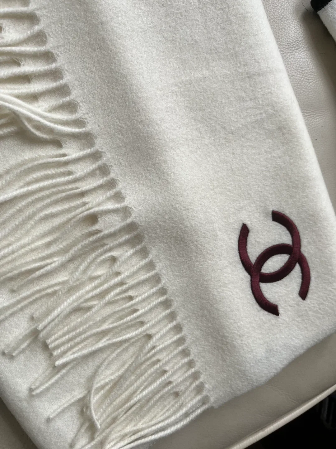 White Scarf image indicator(2)