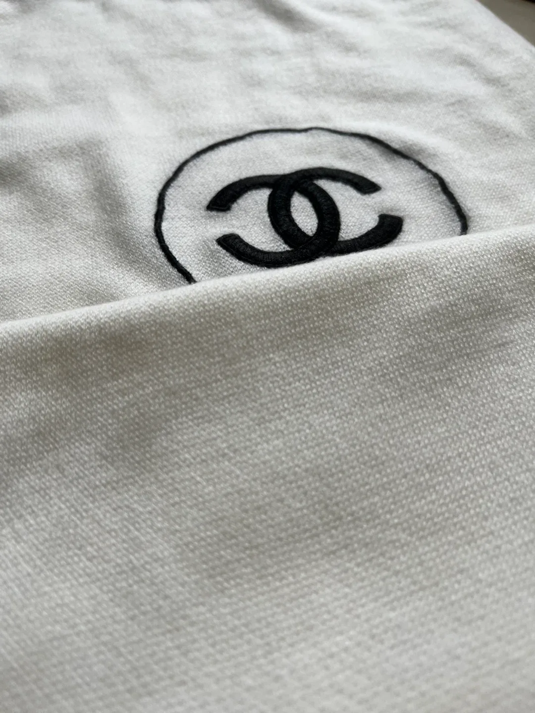 White & Black Trim Top image indicator(3)