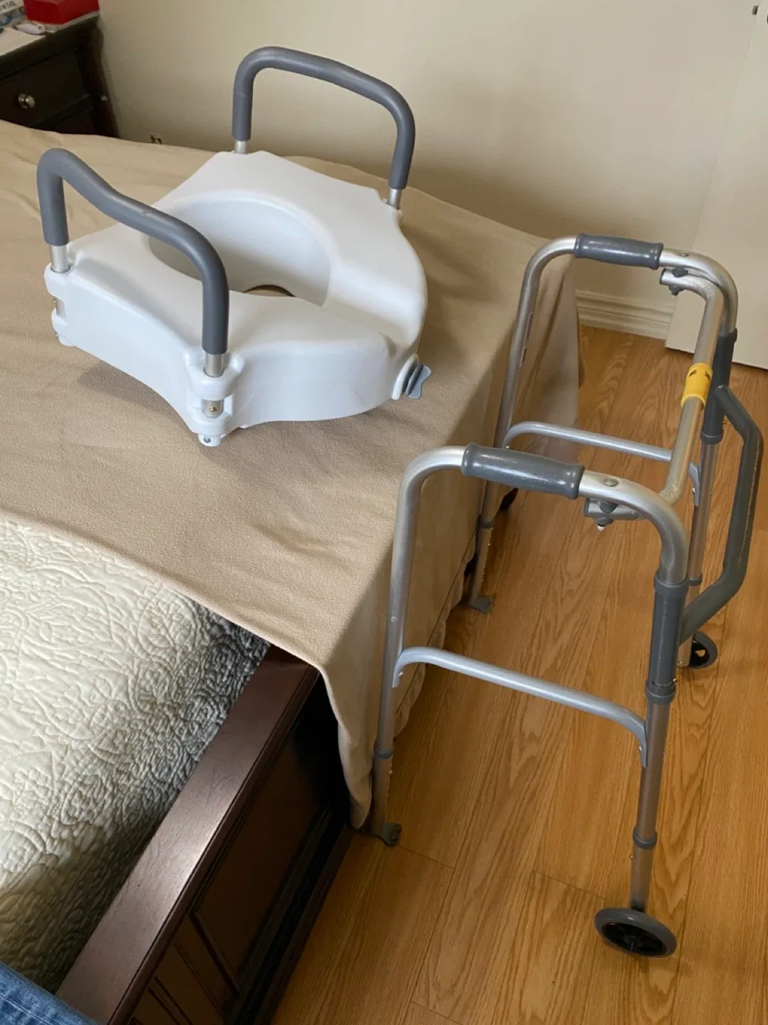 Toilet Seat Riser & Walker image indicator(3)