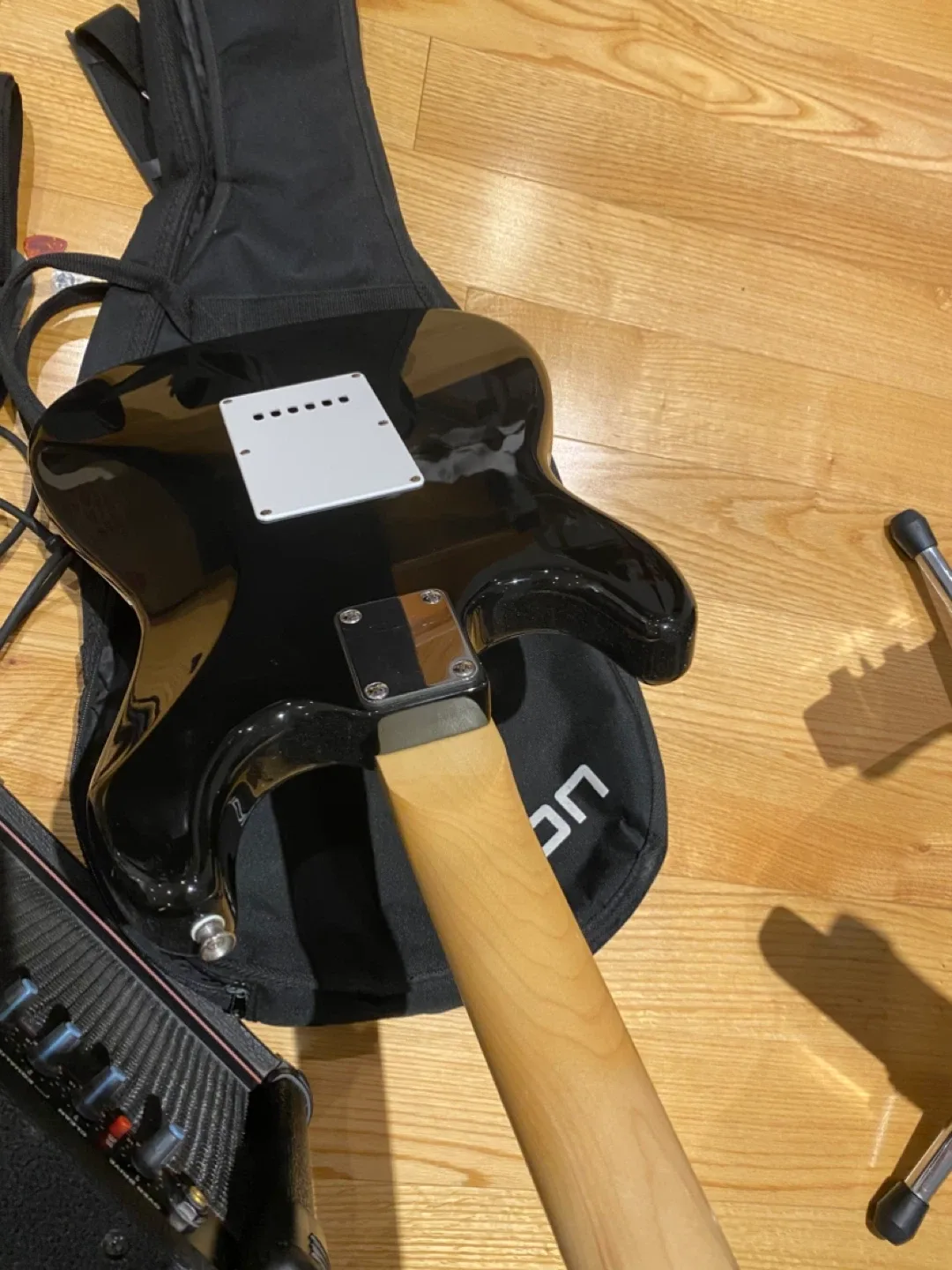 Tanglewood Guitar & AK15G Amp image indicator(4)