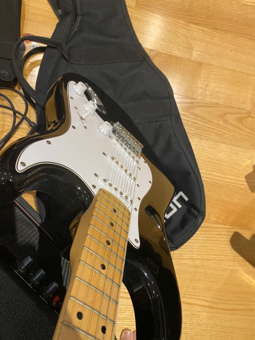 Tanglewood Guitar & AK15G Amp image indicator(9)