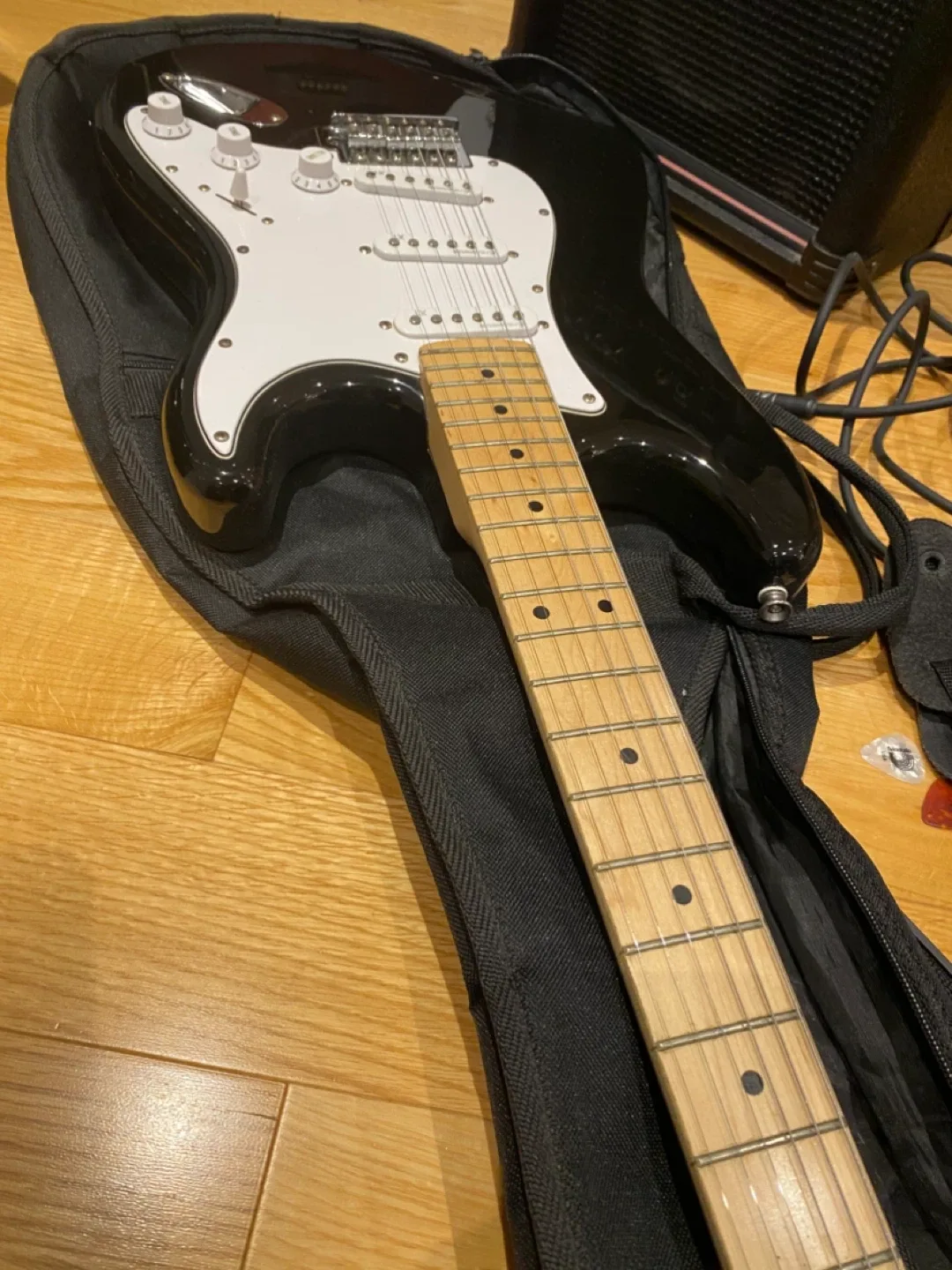 Tanglewood Guitar & AK15G Amp image indicator(8)