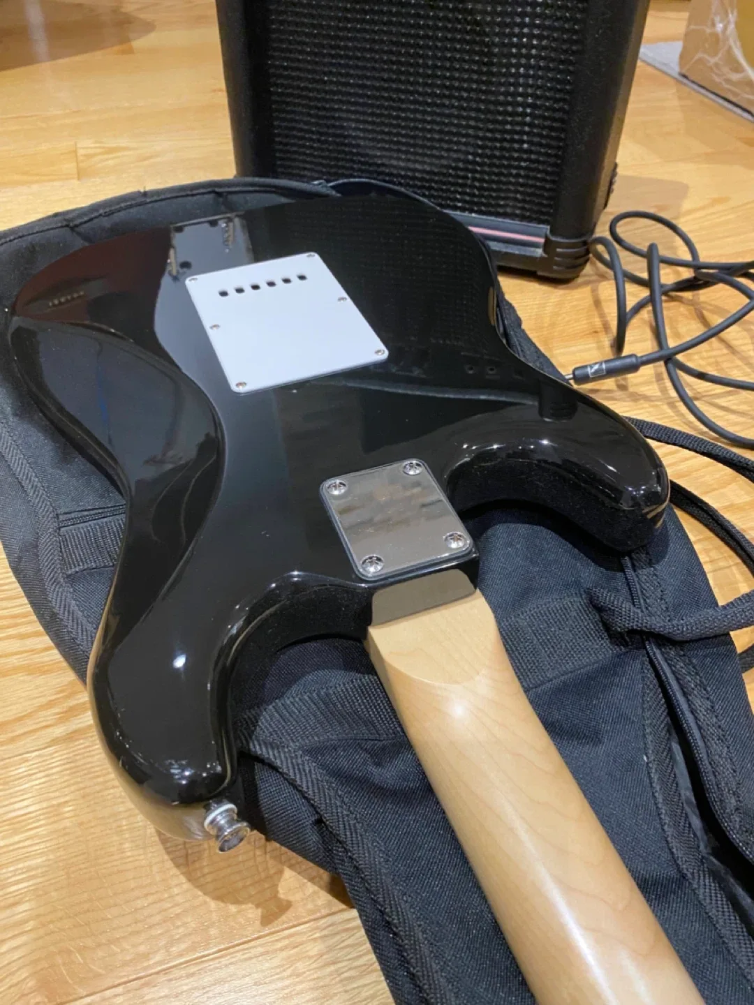 Tanglewood Guitar & AK15G Amp image indicator(7)