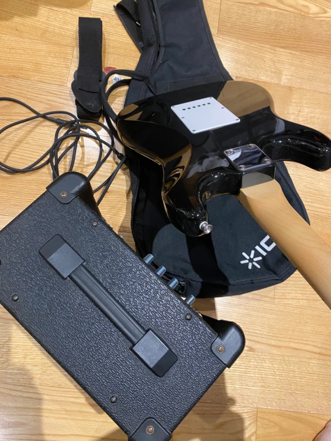 Tanglewood Guitar & AK15G Amp image indicator(10)