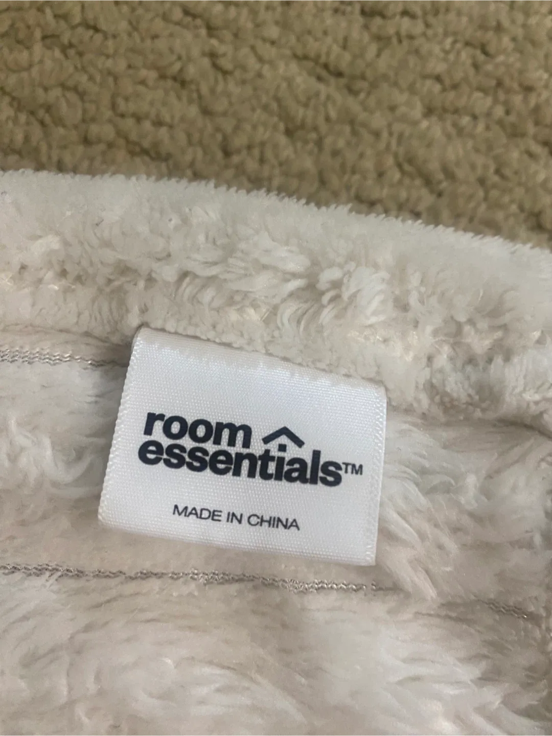 White Fluffy Blanket / Throw image indicator(4)