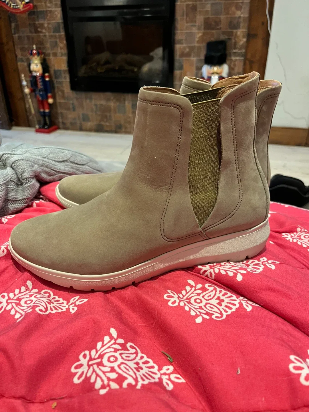 Earth Origins United Chelsea Boots Size 8.5